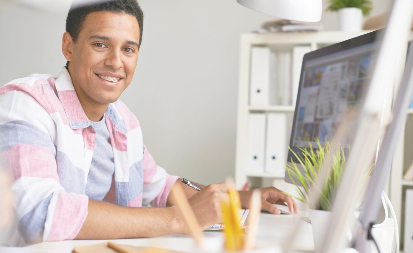 Environnement de formation avec ordinateurs et documentation financière
